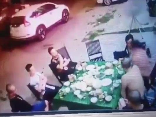 Video: Hơn 20 côn đồ hung hãn vung dao chém nhóm người đang ngồi nhậu