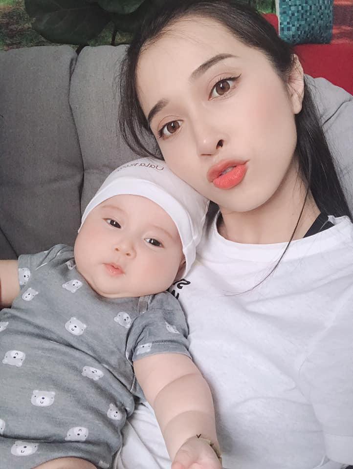 Liên tục đăng ảnh con gái vừa bụ bẫm lại cực xinh xắn, em gái Nhã Phương chính thức gia nhập team bỉm sữa nghiện khoe con-1