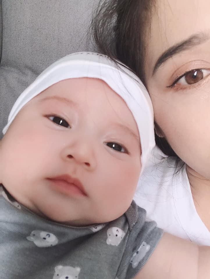 Liên tục đăng ảnh con gái vừa bụ bẫm lại cực xinh xắn, em gái Nhã Phương chính thức gia nhập team bỉm sữa nghiện khoe con-4