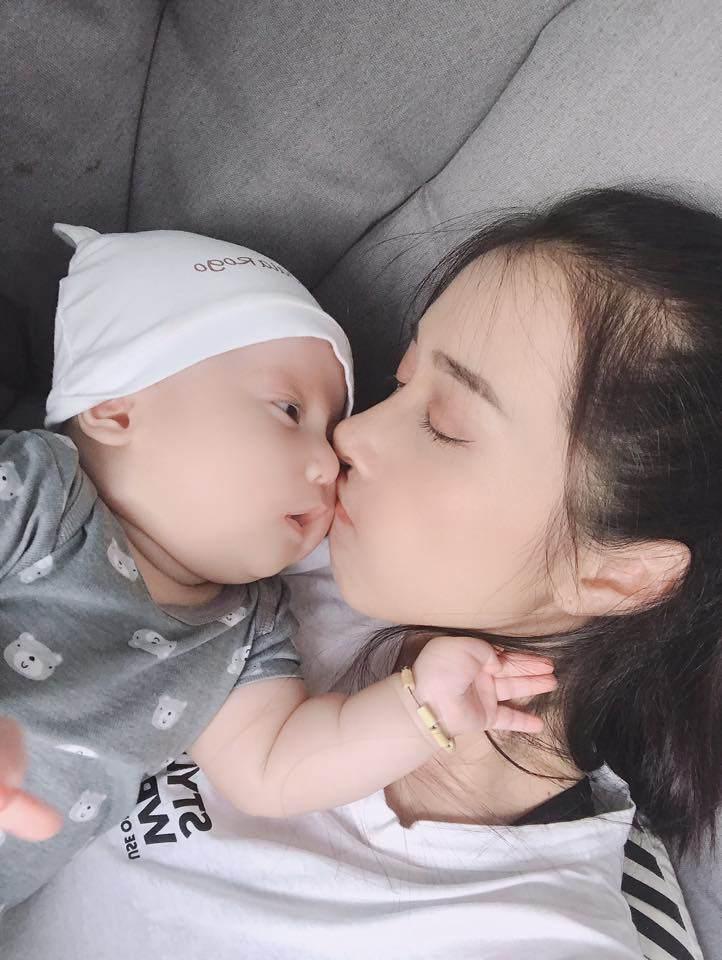 Liên tục đăng ảnh con gái vừa bụ bẫm lại cực xinh xắn, em gái Nhã Phương chính thức gia nhập team bỉm sữa nghiện khoe con-7