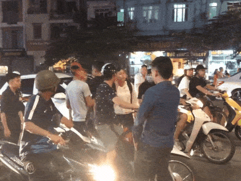 Clip: Thanh niên biến thái giở trò sờ mông gái xinh em ơi, em à không ngờ gặp ngay hội chị em căng đét-1