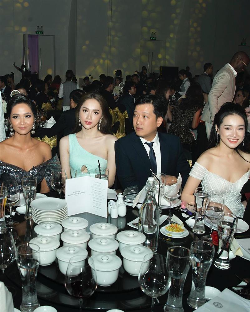 Ngồi cùng bàn, HHen Niê và Nhã Phương diện váy trễ vai cũng không sexy bằng Hương Giang mặc đầm khoét ngực táo bạo-5