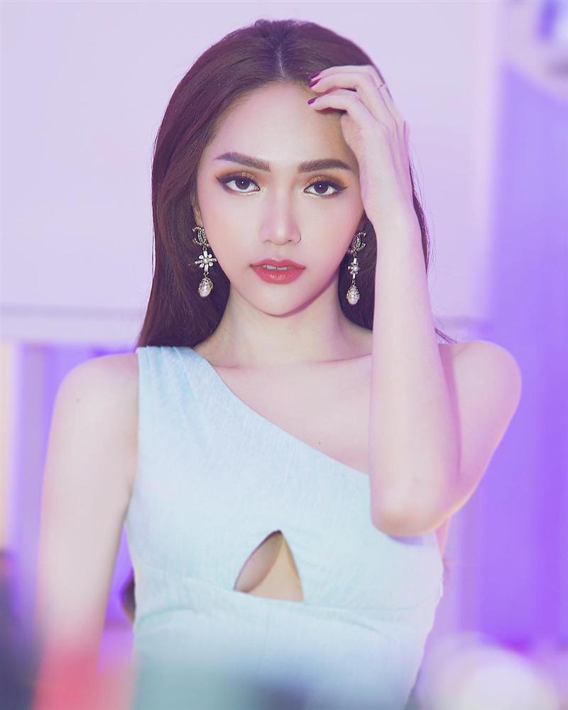 Ngồi cùng bàn, HHen Niê và Nhã Phương diện váy trễ vai cũng không sexy bằng Hương Giang mặc đầm khoét ngực táo bạo-7