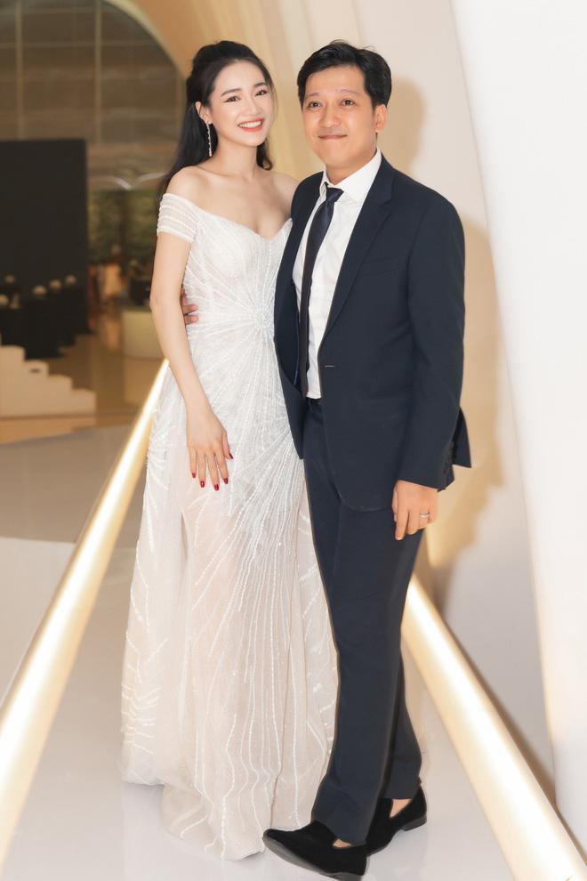 Ngồi cùng bàn, HHen Niê và Nhã Phương diện váy trễ vai cũng không sexy bằng Hương Giang mặc đầm khoét ngực táo bạo-1