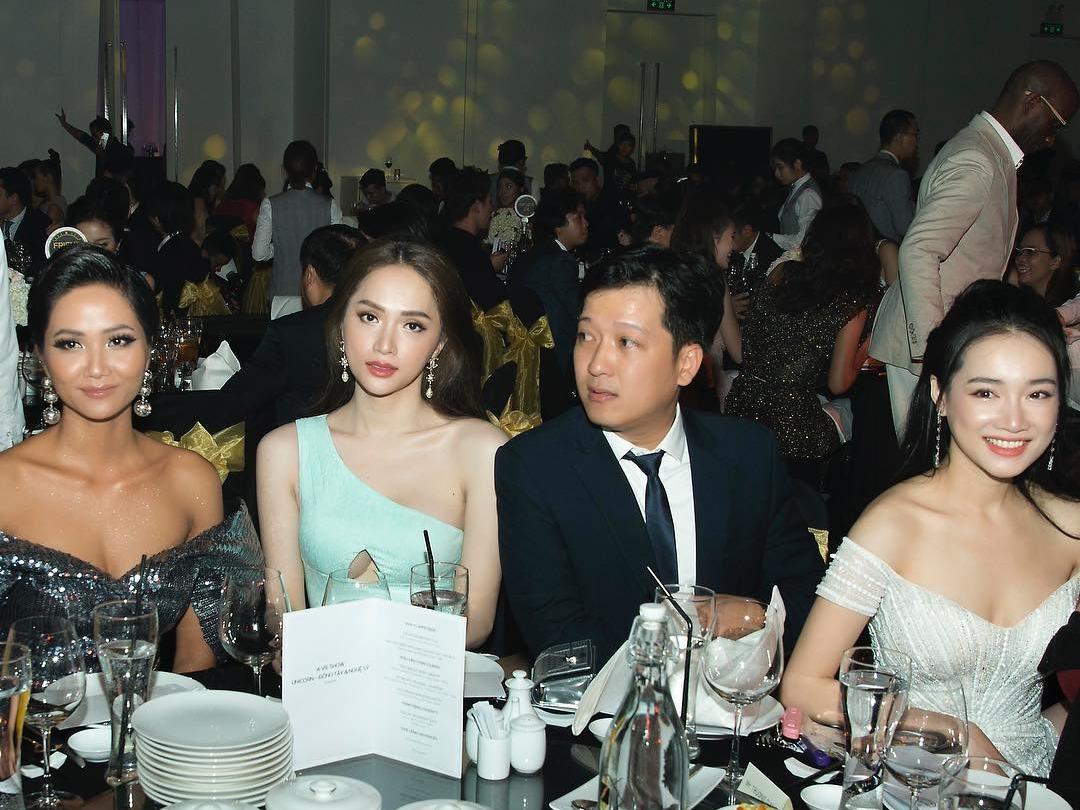 HHen Niê lạ lẫm với màu tóc bạch kim khiến rapper Đen Vâu cũng phải thốt lên: Ăn chơi ghê-10