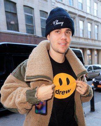 Khi không biết nhiều tiền để làm gì, loạt Idol thế giới đã thuê người làm những việc kì quái bậc nhất-4