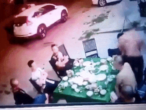 Clip: Kinh hoàng nhìn 20 tên côn đồ hung hãn vác dao chém nhóm người đang ăn nhậu Clip: Kinh hoàng nhìn 20 tên côn đồ hung hãn vác dao chém nhóm người đang ăn nhậu