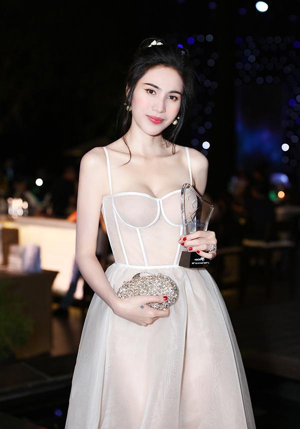 Thủy Tiên gầy tong teo trơ xương ức, khác một trời một vực với hình đã qua photoshop-4