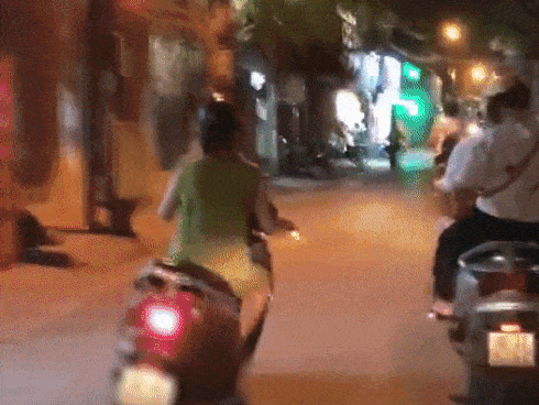 Nhìn 'ninja lead' lạng lách đánh võng trên đường, tài xế ô tô sợ khiếp vía: 'Vợ ai thì ra đón về đi' Nhìn 'ninja lead' lạng lách đánh võng trên đường, tài xế ô tô sợ khiếp vía: 'Vợ ai thì ra đón về đi'
