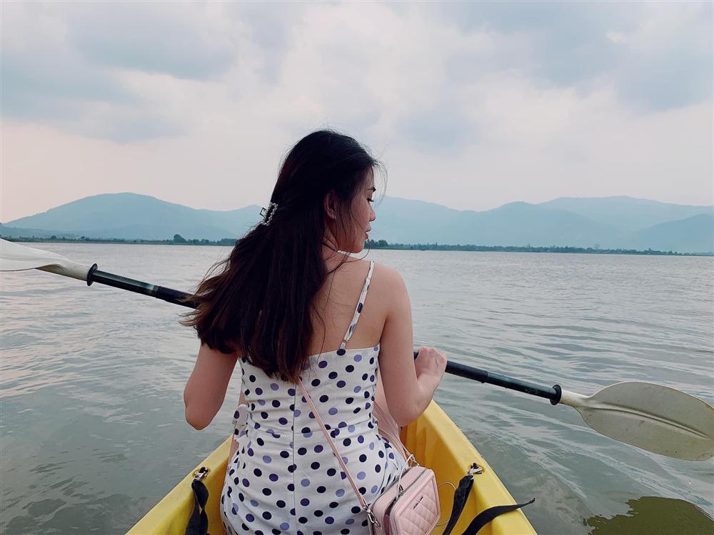 Tiểu thư Xuân Thảo làm nóng dư luận với lời mỉa mai chàng trai nào đó nhưng hành động sau cùng còn tò mò hơn-7