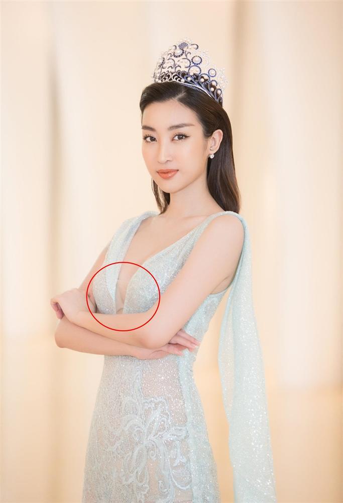 Hoa hậu Đỗ Mỹ Linh liên tiếp để lộ nội y kém duyên khi mặc trang phục xuyên thấu, xẻ bạo-1