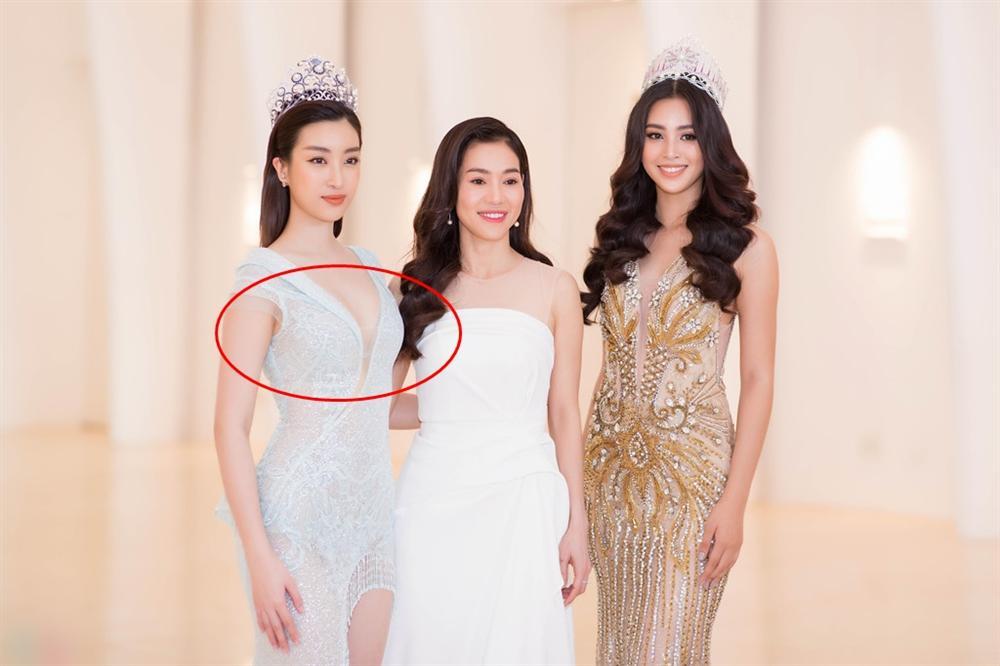 Hoa hậu Đỗ Mỹ Linh liên tiếp để lộ nội y kém duyên khi mặc trang phục xuyên thấu, xẻ bạo-4