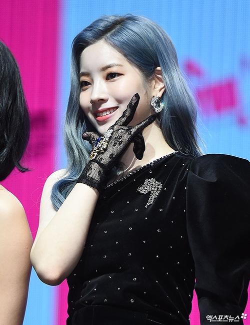 Twice lộ quần bảo vệ, sexy hết cỡ trong họp báo-9