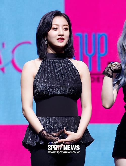 Twice lộ quần bảo vệ, sexy hết cỡ trong họp báo-5