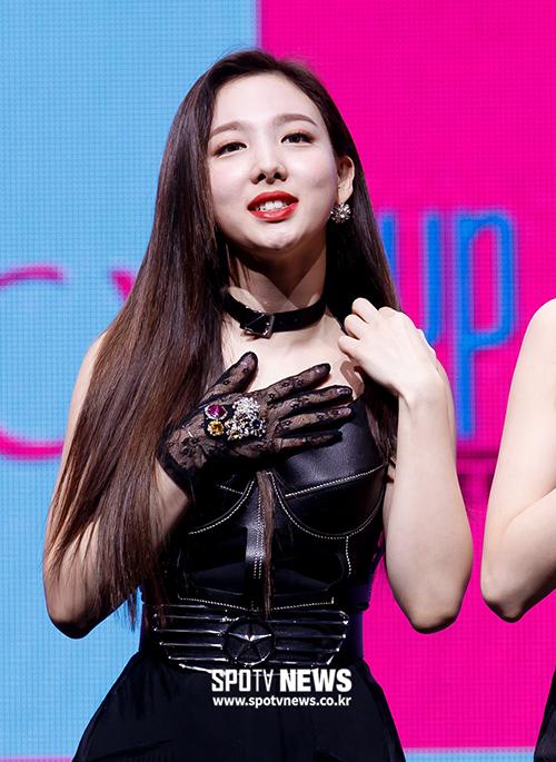 Twice lộ quần bảo vệ, sexy hết cỡ trong họp báo-6