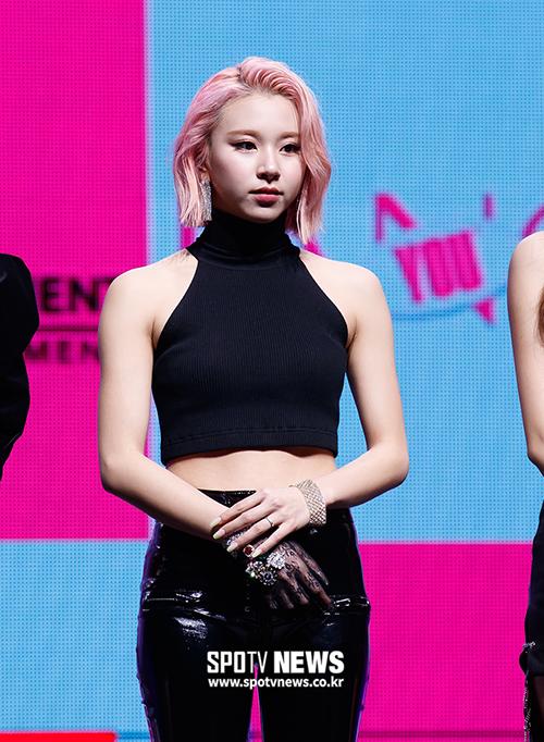 Twice lộ quần bảo vệ, sexy hết cỡ trong họp báo-7