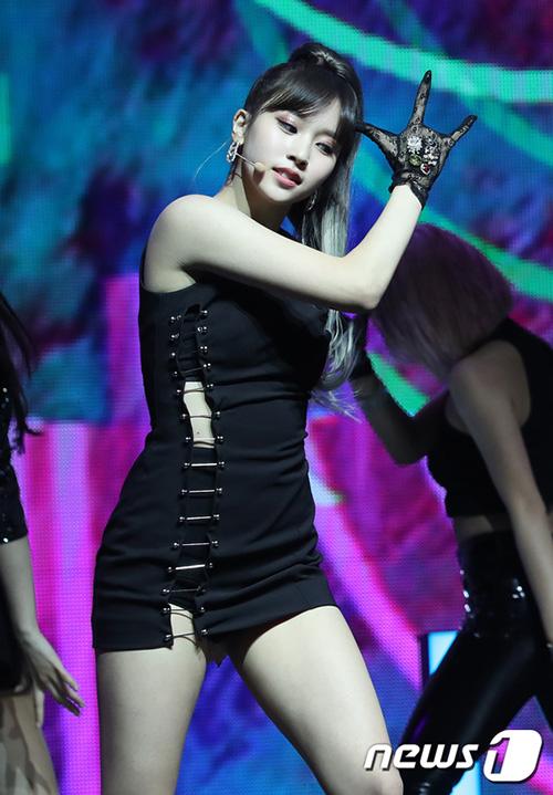 Twice lộ quần bảo vệ, sexy hết cỡ trong họp báo-8