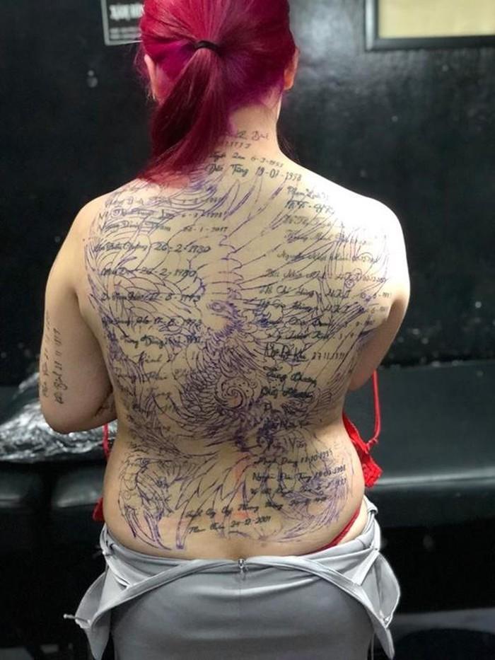 Xăm tên Khá Bảnh và hàng loạt ca sĩ lên lưng, cô gái bị chê giống bia tưởng niệm-5