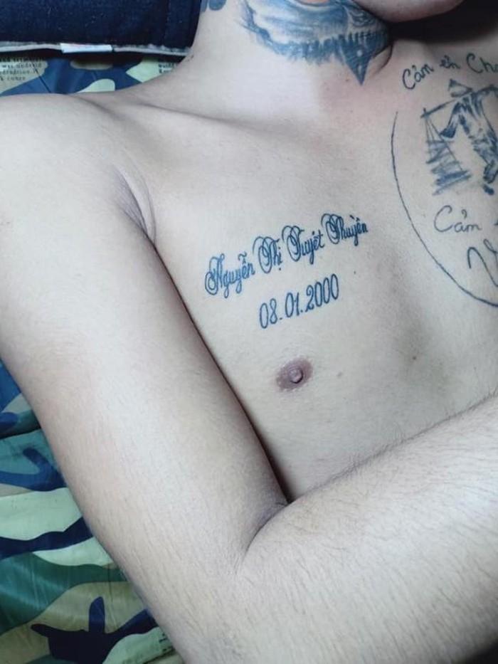 Xăm tên Khá Bảnh và hàng loạt ca sĩ lên lưng, cô gái bị chê giống bia tưởng niệm-6