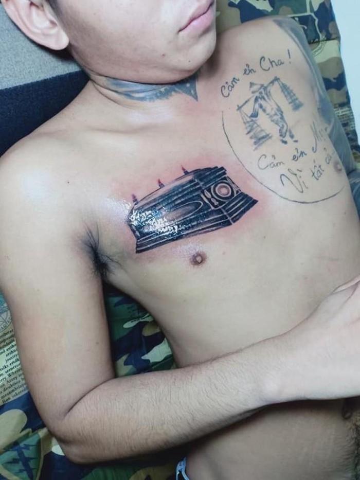 Xăm tên Khá Bảnh và hàng loạt ca sĩ lên lưng, cô gái bị chê giống bia tưởng niệm-7