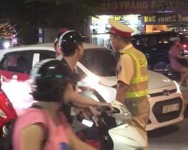 2 cô gái bị sờ soạng vòng ba: Tại sao lại giải quyết đơn giản thế?-1