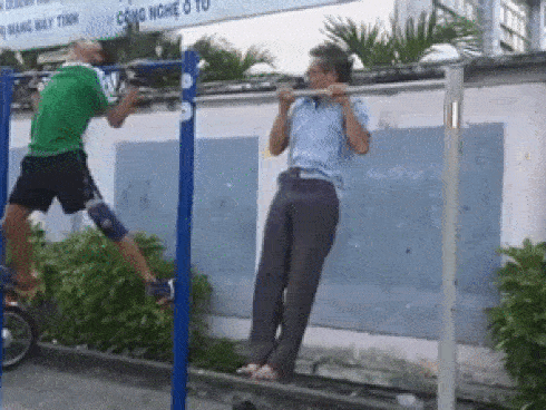 Clip ấn tượng: Màn 'tỷ thí' đu xà đơn cực ngầu giữa cụ ông với nam thanh niên và cái kết đầy bất ngờ Clip ấn tượng: Màn 'tỷ thí' đu xà đơn cực ngầu giữa cụ ông với nam thanh niên và cái kết đầy bất ngờ