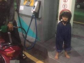 Cha mẹ để con mặc quần thay áo và câu chuyện cảm động đằng sau Cha mẹ để con mặc quần thay áo và câu chuyện cảm động đằng sau
