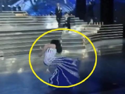 Những lần người đẹp thi hoa hậu đỏ mặt vì sự cố tuột váy và vấp ngã