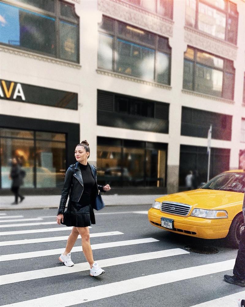 Sải bước trên phố, Hoa hậu Hoàn vũ 2017 khiến ai nấy hết hồn với chiều cao ngang ngửa danh hài Việt Hương-1