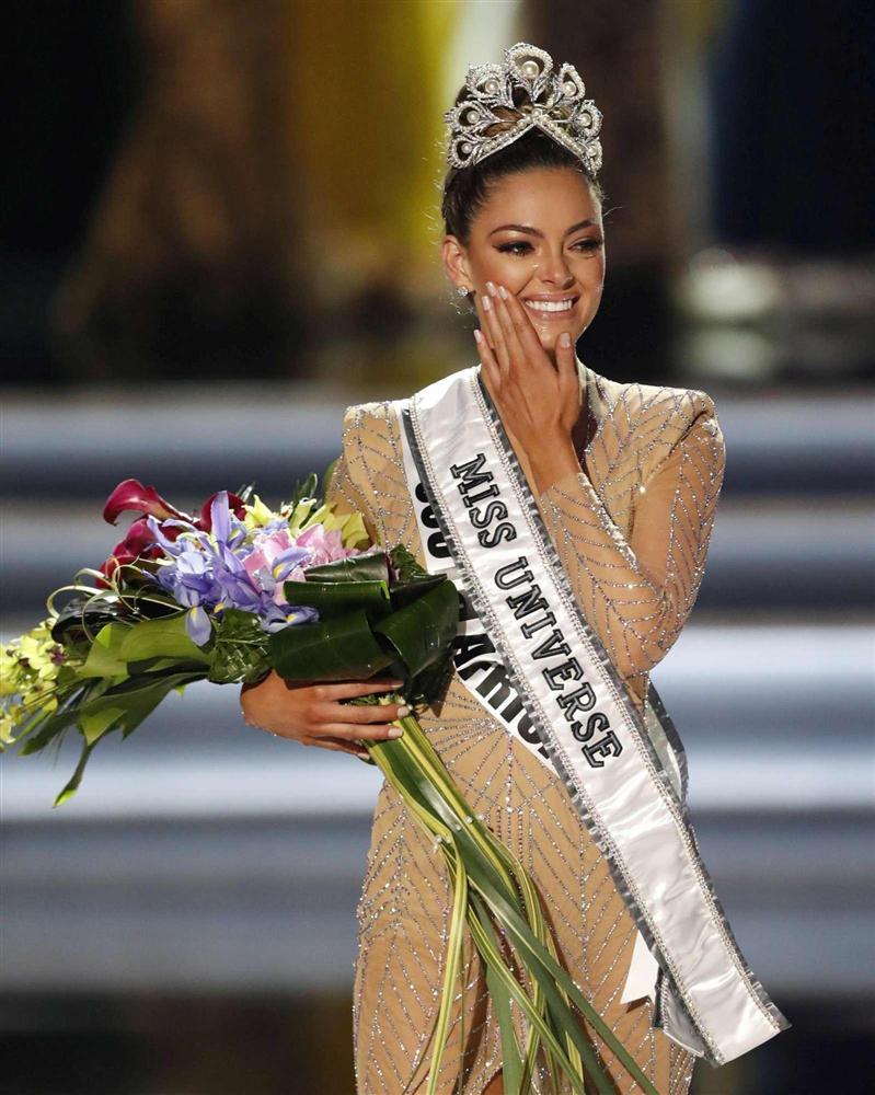 Sải bước trên phố, Hoa hậu Hoàn vũ 2017 khiến ai nấy hết hồn với chiều cao ngang ngửa danh hài Việt Hương-3