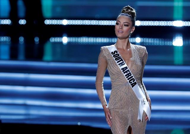 Sải bước trên phố, Hoa hậu Hoàn vũ 2017 khiến ai nấy hết hồn với chiều cao ngang ngửa danh hài Việt Hương-6