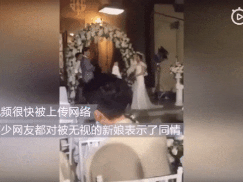 Xôn xao clip người yêu cũ lên sân khấu ôm hôn chú rể nhưng phản ứng của cô dâu mới khó hiểu-4
