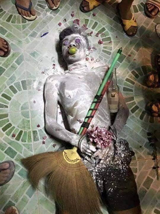 Hú hồn hú vía với nhóm bạn trẻ khỏa thân nằm la liệt trên nền nhà như vừa xảy ra một vụ án mạng kinh hoàng-4