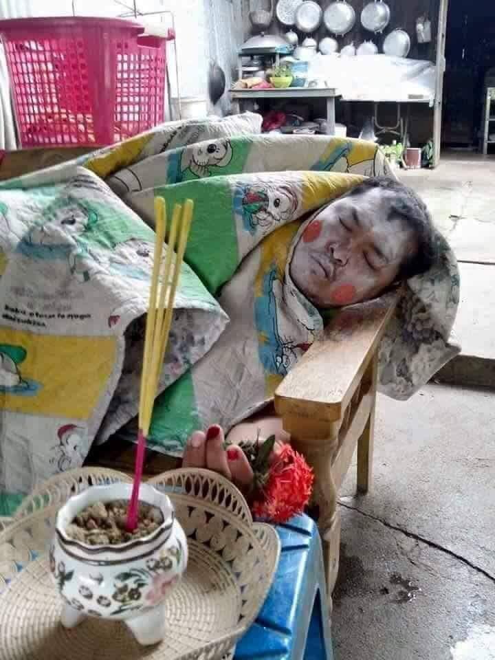 Hú hồn hú vía với nhóm bạn trẻ khỏa thân nằm la liệt trên nền nhà như vừa xảy ra một vụ án mạng kinh hoàng-6