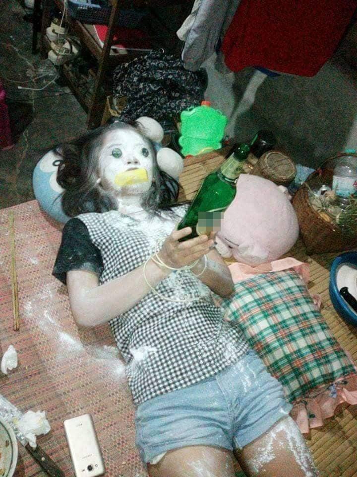 Hú hồn hú vía với nhóm bạn trẻ khỏa thân nằm la liệt trên nền nhà như vừa xảy ra một vụ án mạng kinh hoàng-5