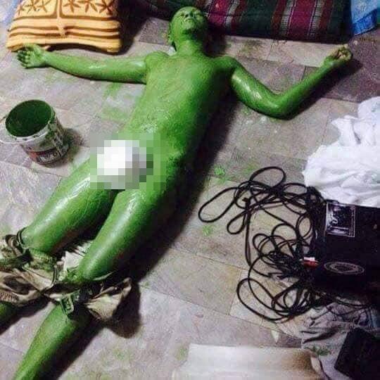 Hú hồn hú vía với nhóm bạn trẻ khỏa thân nằm la liệt trên nền nhà như vừa xảy ra một vụ án mạng kinh hoàng-3