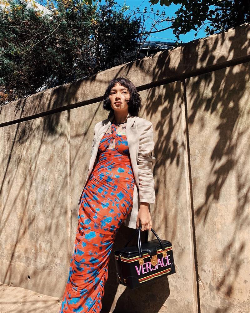 Châu Bùi trốn nóng ở Seoul - Chi Pu tăng nhiệt sàn diễn đường phố với đầm sequin lấp lánh-2