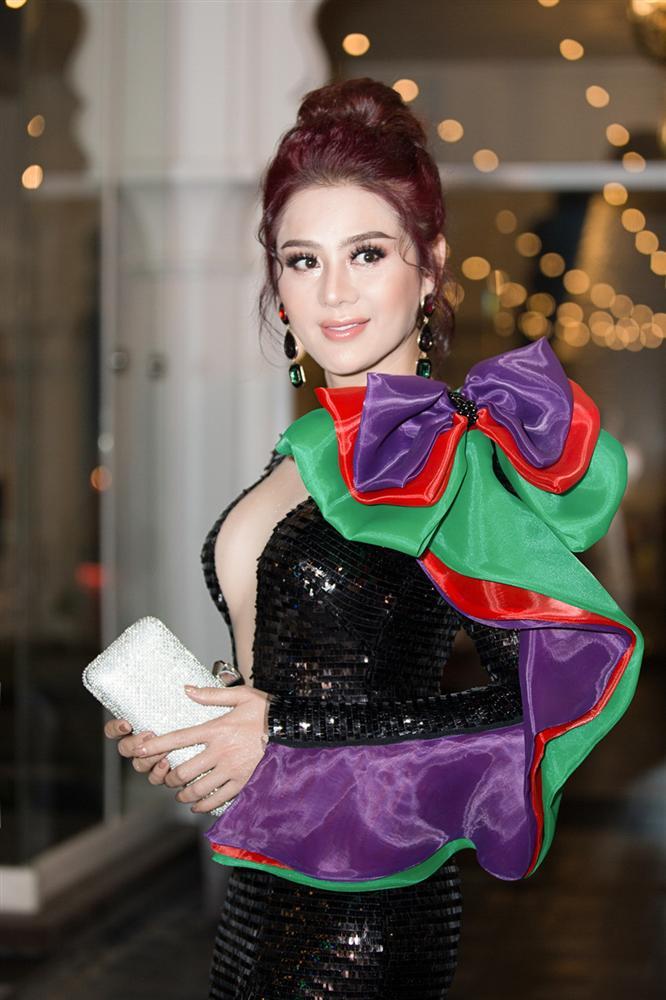 SAO MẶC XẤU: Phượng Chanel mặc hàng hiệu như váy ngủ - Đỗ Mỹ Linh lộ nội y kém duyên-1