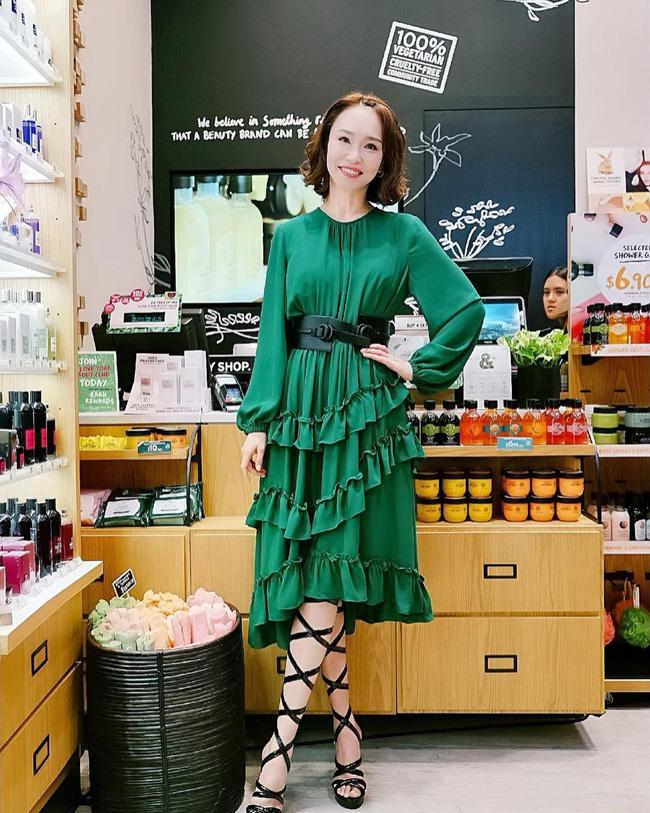 SAO MẶC XẤU: Phượng Chanel mặc hàng hiệu như váy ngủ - Đỗ Mỹ Linh lộ nội y kém duyên-6