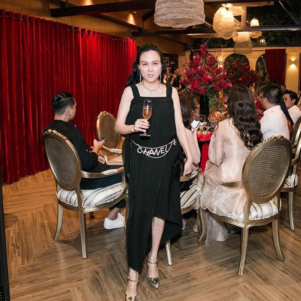 SAO MẶC XẤU: Phượng Chanel mặc hàng hiệu như váy ngủ - Đỗ Mỹ Linh lộ nội y kém duyên-5