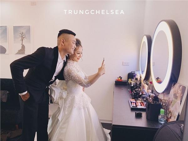 Ông bố xúc động khóc hết nước mắt tiễn con gái rượu lấy chồng cách nhà 3km-3