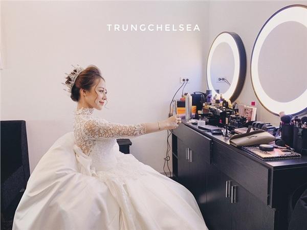 Ông bố xúc động khóc hết nước mắt tiễn con gái rượu lấy chồng cách nhà 3km-4