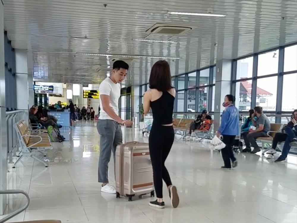 Ngỡ ngàng với cặp đôi hồn nhiên squat, tập gym ngay tại sân bay Nội Bài-1