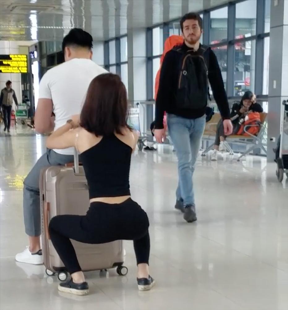 Ngỡ ngàng với cặp đôi hồn nhiên squat, tập gym ngay tại sân bay Nội Bài-2