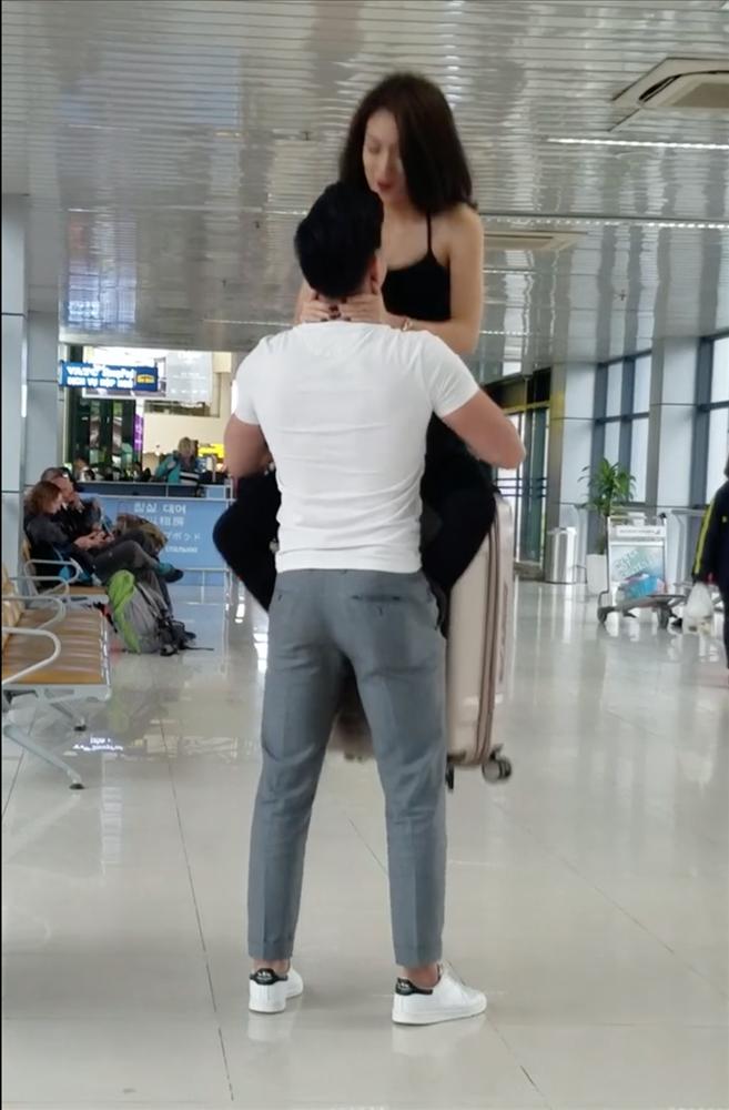 Ngỡ ngàng với cặp đôi hồn nhiên squat, tập gym ngay tại sân bay Nội Bài-3