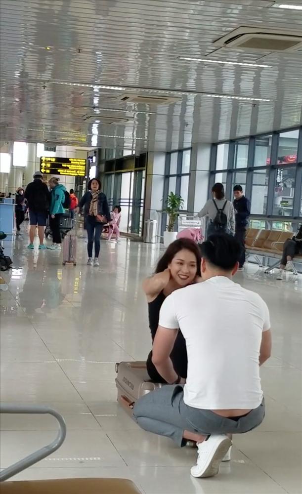Ngỡ ngàng với cặp đôi hồn nhiên squat, tập gym ngay tại sân bay Nội Bài-4