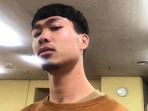 Nhìn Công Phượng râu tóc lởm chởm, fan thương xót chỉ muốn ship ngay dao cạo râu sang Hàn