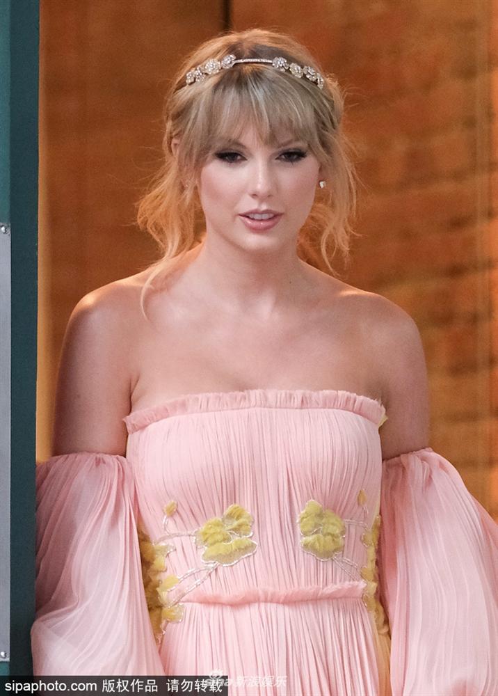 Rắn chúa Taylor Swift bất ngờ quay về hình ảnh hơi sến sẩm của một cô công chúa nhạc đồng quê-3