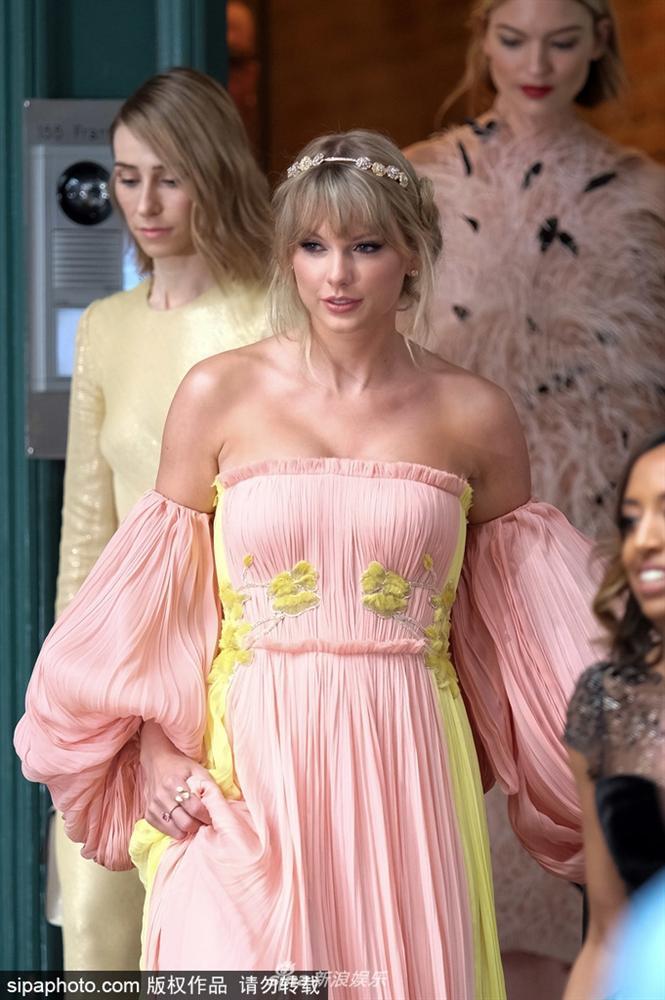 Rắn chúa Taylor Swift bất ngờ quay về hình ảnh hơi sến sẩm của một cô công chúa nhạc đồng quê-4