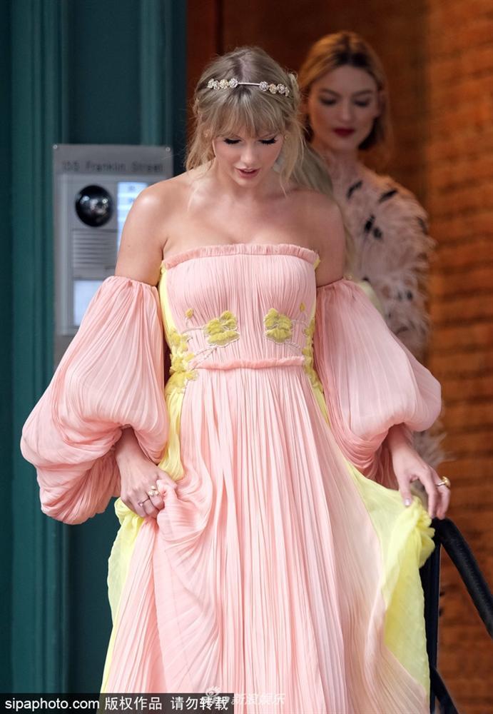 Rắn chúa Taylor Swift bất ngờ quay về hình ảnh hơi sến sẩm của một cô công chúa nhạc đồng quê-6